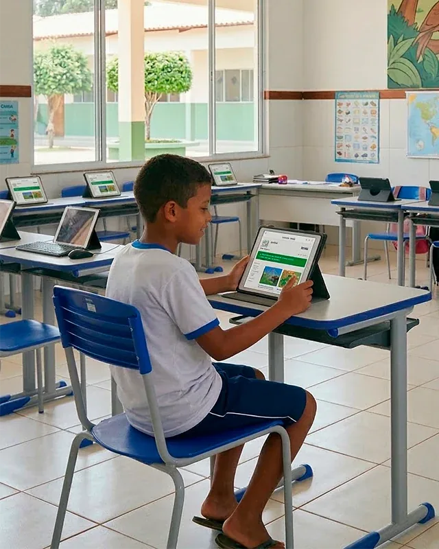 Aluno conectado em escola pública com TudoFibra